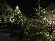 Weihnachtlich klingender Dorfplatz der 20er